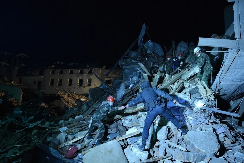 FHN: Gəncədə dağıntılar altından 17 nəfər çıxarılıb