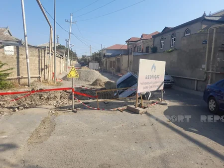 Azəriqazın qazıntı apardığı əraziyə avtomobil aşıb