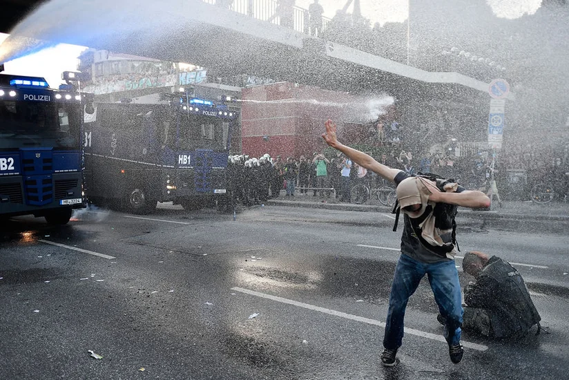 Hamburqda iğtişaşlar zamanı təqribən 500 vəzifəli şəxs xəsarət alıb