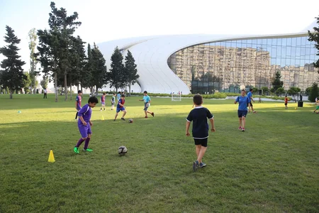 Heydər Əliyev Mərkəzinin parkında uşaqlar arasında futbol turniri olub