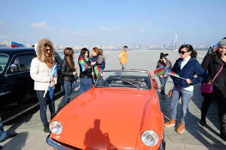 Bakıda Dövlət Bayrağı Günü münasibətilə klassik avtomobillərin paradı keçirilib - FOTOREPORTAJ