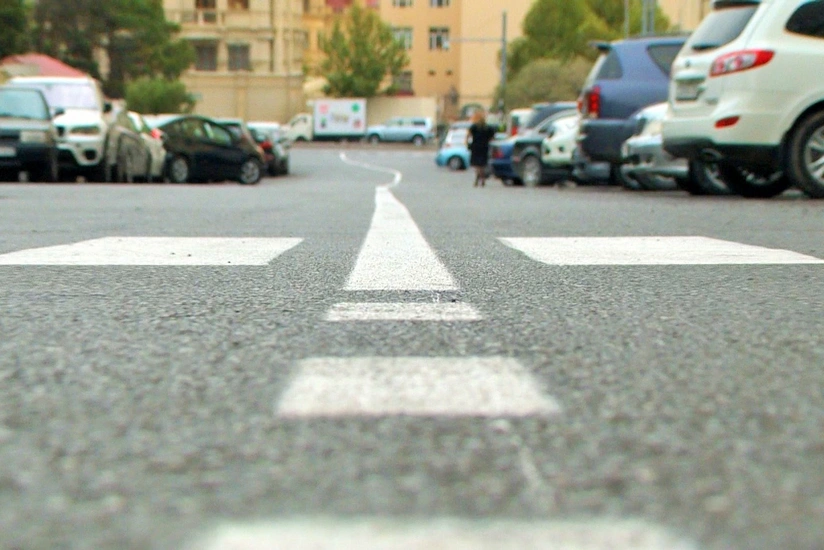 Nəsimi rayonunda avtomobil 57 yaşlı qadını vuraraq ağır xəsarət yetirib