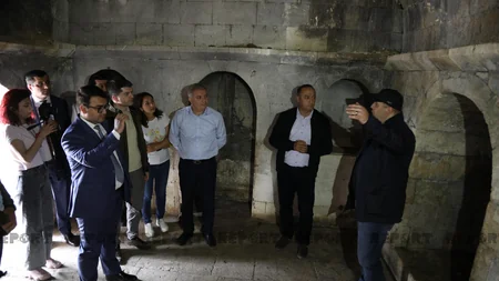Jurnalistlər Pənahəli xanın sarayının yerləşdiyi imarət kompleksində olub