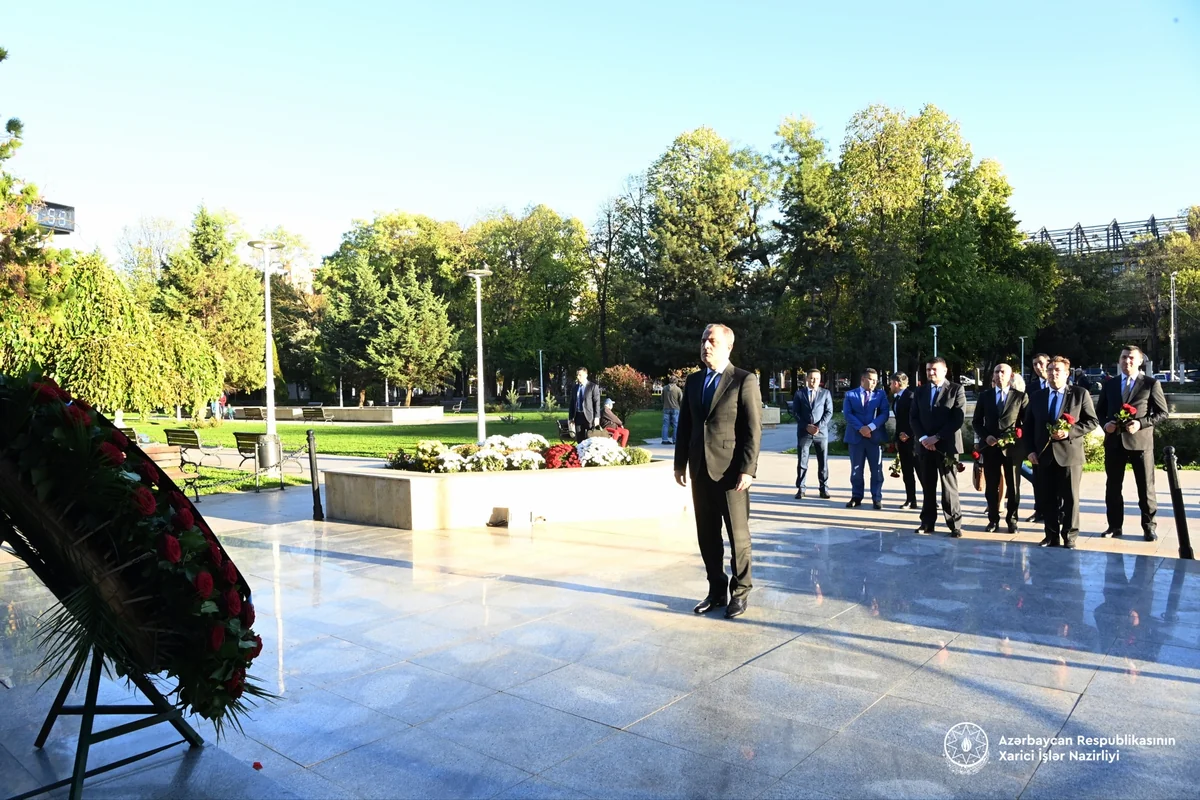 Jeyhun Bayramov visits National Leader Heydar Aliyev’s monument in Bucharest
