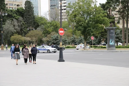 Bakının mərkəzi prospektlərindən birində yeni qadağanedici nişan quraşdırılıb - VİDEO