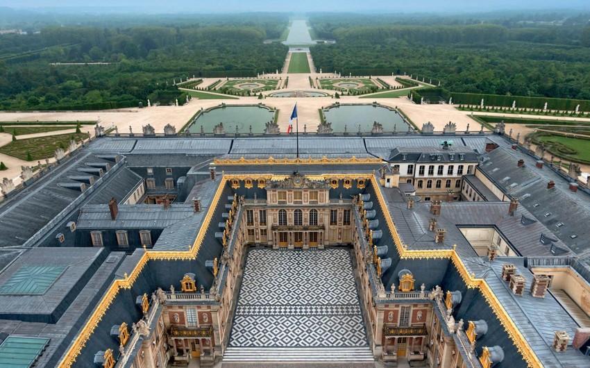 Palace of Versailles reopens after 82 days