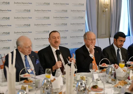 ​İlham Əliyev Münxendə “Şaxələndirmə strategiyaları” mövzusunda “dəyirmi masa”da iştirak edib