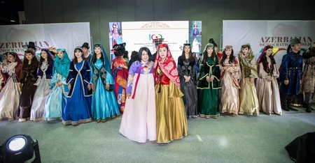 Seulda Azərbaycan-Koreya milli geyimlərinin dəfiləsi keçirilib