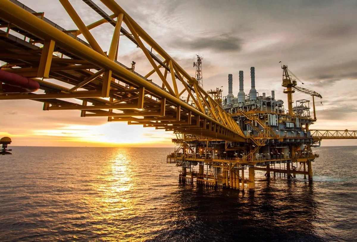 Azerbaijani oil price drops by nearly $1