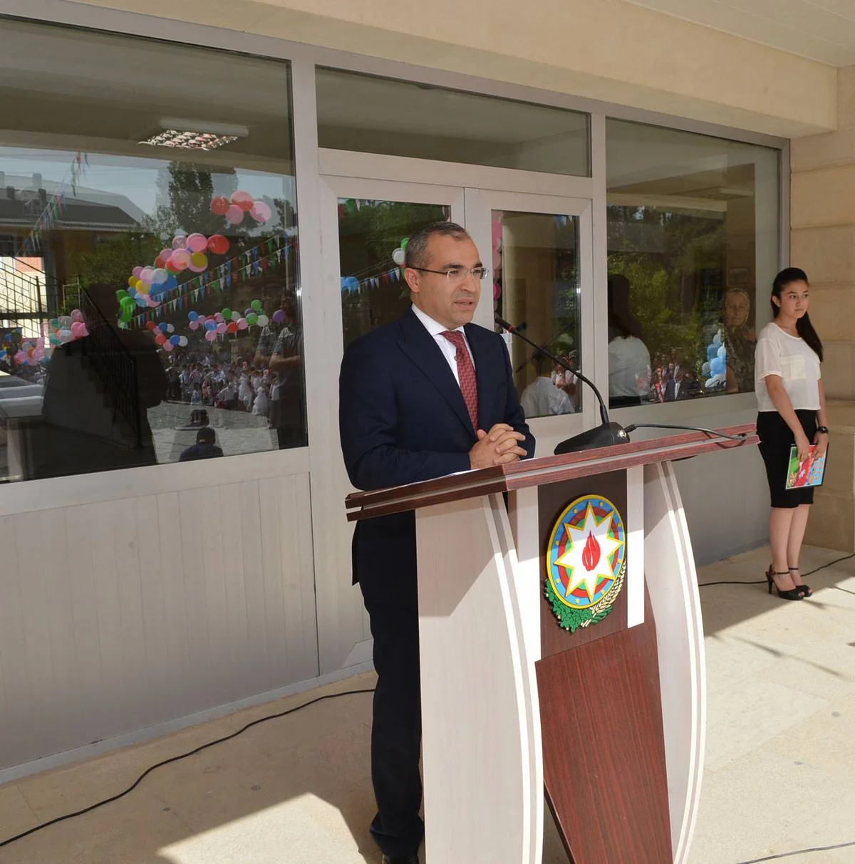 Mikayıl Cabbarov Sabirabaddakı orta məktəbdə Son zəng tədbirində iştirak edib