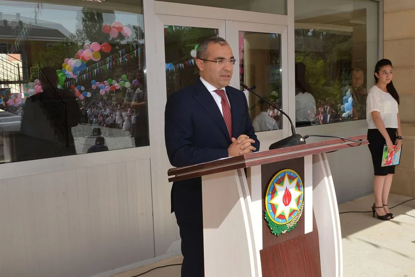 Mikayıl Cabbarov Sabirabaddakı orta məktəbdə Son zəng tədbirində iştirak edib