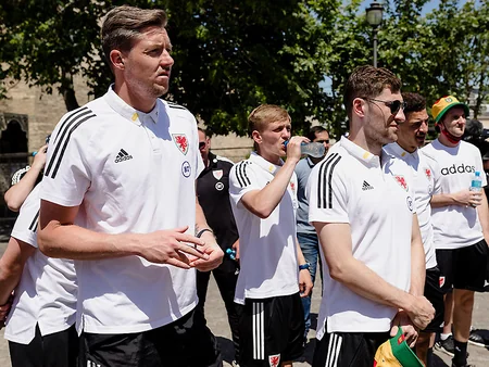 Uels millisi Bakıda gəzintiyə çıxıb