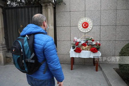 Azerbaijani citizens commemorate victims of Turkiye earthquake
