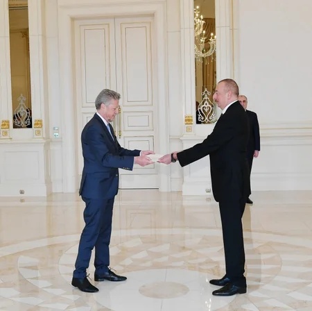Президент Ильхам Алиев принял верительные грамоты новоназначенного посла Аргентины в Азербайджане