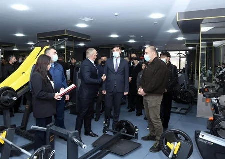 Fərid Qayıbov bazanın açılışında iştirak edib, şəhidin atasına plaket verib