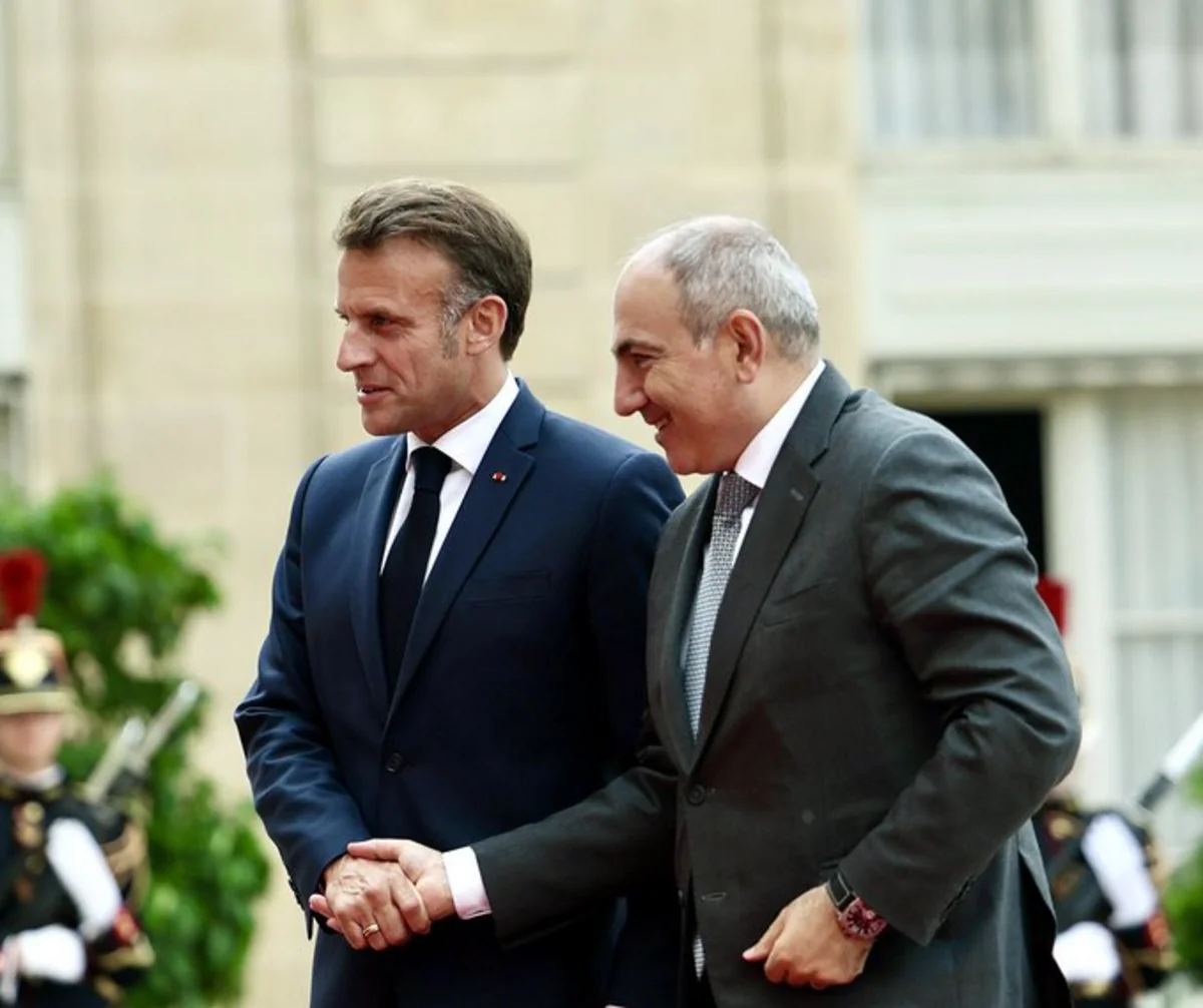 Пашинян встретился с Макроном в Париже