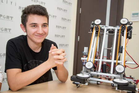Robot hazırlayan azərbaycanlı şagirdlər - VİDEOREPORTAJ