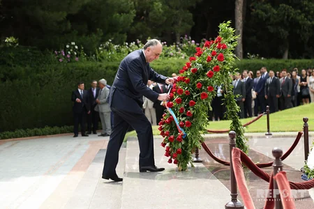 XİN-in rəhbərliyi Fəxri xiyabanı və Şəhidlər xiyabanını ziyarət edib