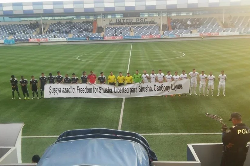 Bakı derbisində futbolçular meydançaya Şuşaya azadlıq yazılmış pankartla çıxıb - FOTO