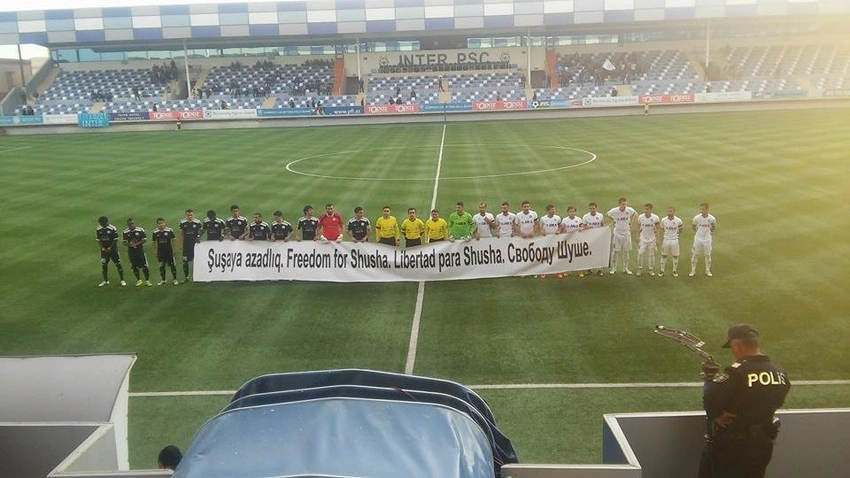 Bakı derbisində futbolçular meydançaya Şuşaya azadlıq yazılmış pankartla çıxıb - FOTO