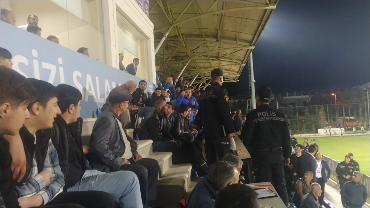 Sumqayıt - Neftçi matçında insident baş verib