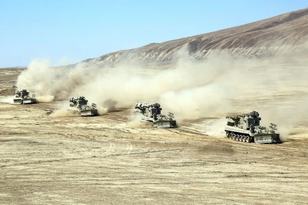 Azərbaycanın hərbi mühəndisləri təlimlərdə şərti düşmənin minalarını aşkarlayaraq məhv ediblər