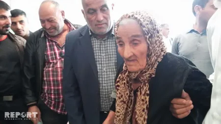 Bərdənin 122 yaşlı sakini seçki məntəqəsinə gələrək səsvermədə iştirak edib - FOTO