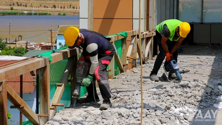 Binəqədidə yerüstü piyada keçidində təmir-bərpa işləri aparılır