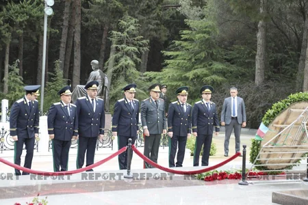 Baş Prokurorluğun əməkdaşları Fəxri və Şəhidlər xiyabanlarını ziyarət edib