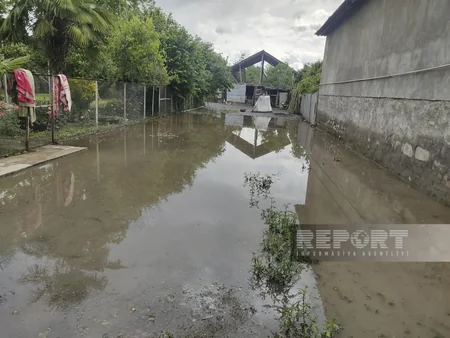 Qaxa dolu yağıb, yağış suları həyətlərə dolub