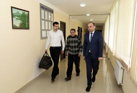 Küçədə qalan Bakı sakini sığınacağa yerləşdirildi - FOTO