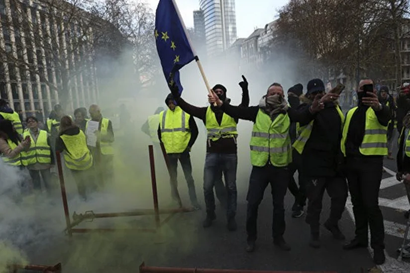 Belçika polisi nümayişləri yatırmaq üçün su şırnaqlarından istifadə edib