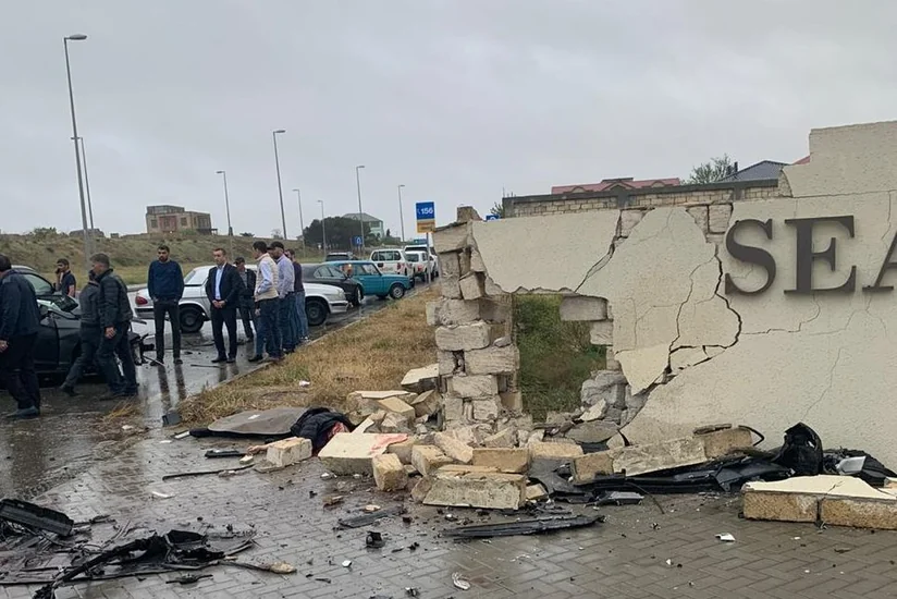 Тяжелое ДТП в Баку, водитель погиб - ВИДЕО