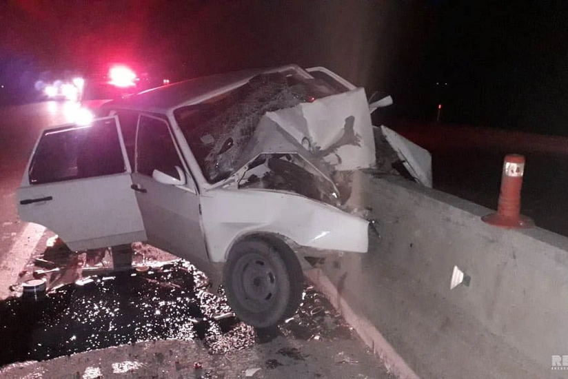 Kürdəmirdə avtomobil beton lövhəyə çırpıldı - FOTO