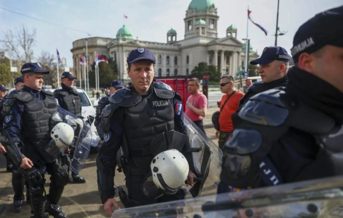 СМИ: В Белграде машина въехала в толпу на митинге протеста