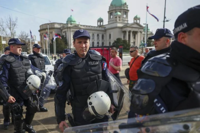 СМИ: В Белграде машина въехала в толпу на митинге протеста