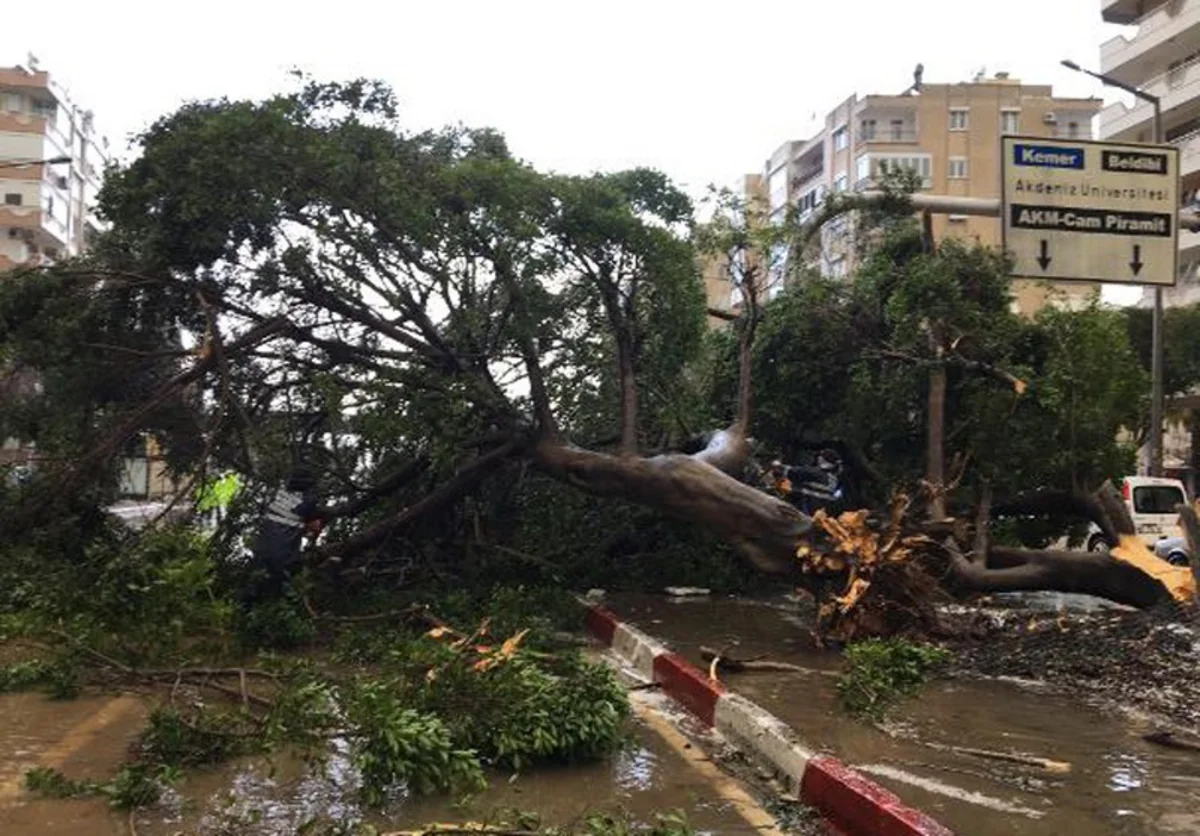 Antalyada güclü yağışlar həyatı iflic edib