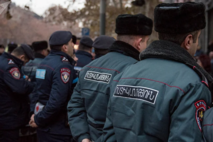В центре Еревана протестующие ворвались в здание радиостанции