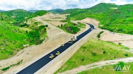 Laçın şəhərindən yan keçən yeni avtomobil yolunun asfaltlanmasına başlanılıb