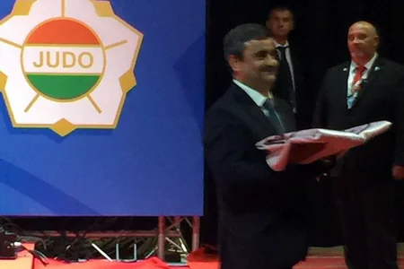 Cüdo üzrə dünya çempionatının rəmzi bayrağı Azərbaycana təqdim olunub - VİDEO