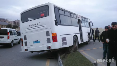 Bakıda sərnişin avtobusu qəza törədib - FOTO