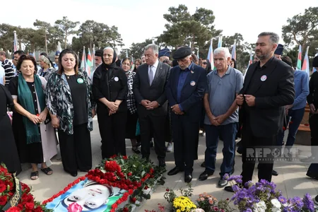 Azərbaycan xalqı antiterror şəhidlərinin məzarlarını ziyarət edir