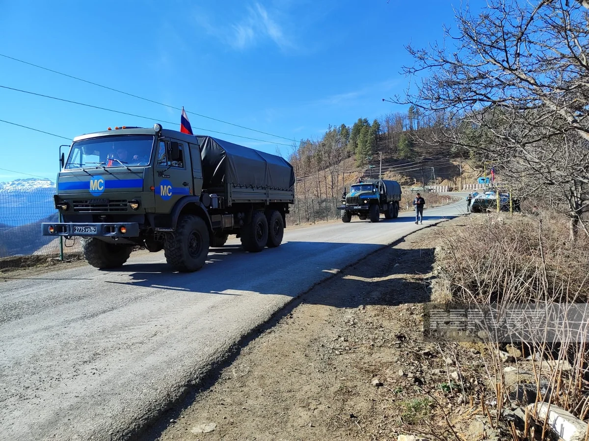 Russian peacekeepers' vehicle passes unhindered on Khankandi-Lachin road