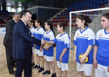 Azad Rəhimov və Sahil Babayev Ümumdünya Xüsusi Yay Olimpiya Oyunlarına hazırlaşan atletlərlə görüşüb