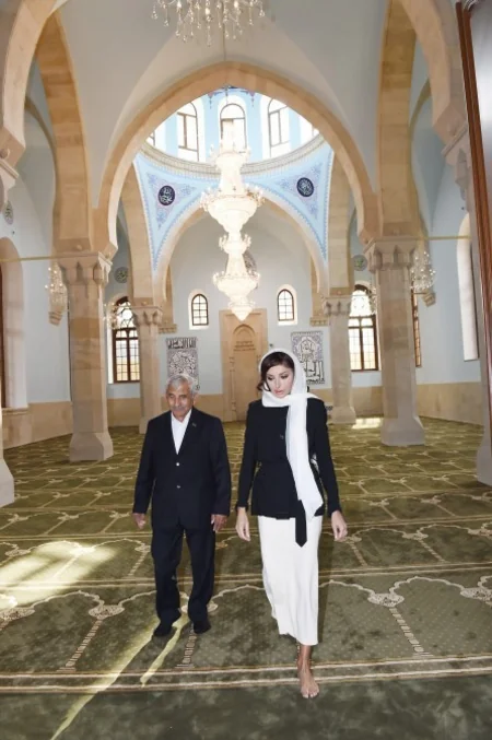 Azərbaycanın Birinci vitse-prezidenti Mehriban Əliyeva İmam Hüseyn məscidinin bərpadan sonra açılışında iştirak edib