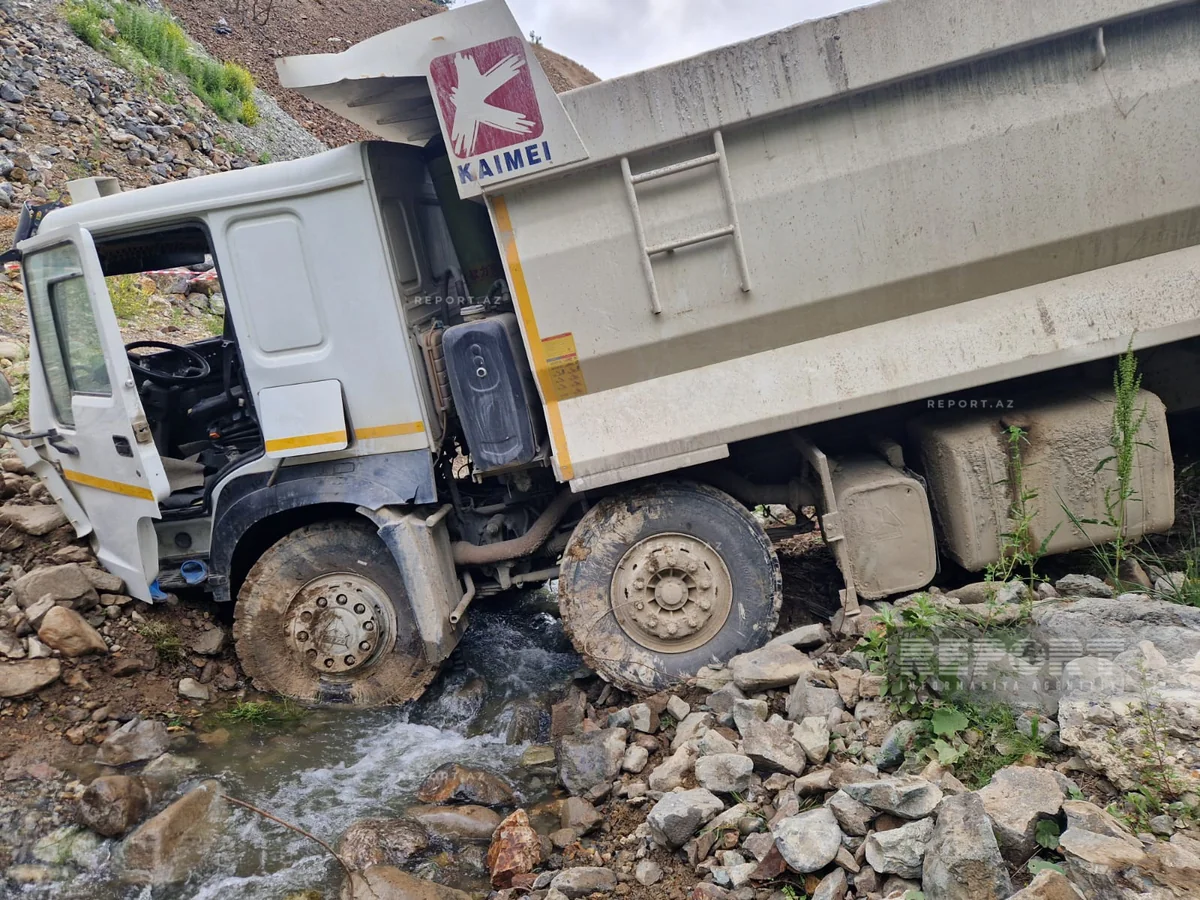 Kəlbəcərdə yük avtomobili aşıb, ölən var