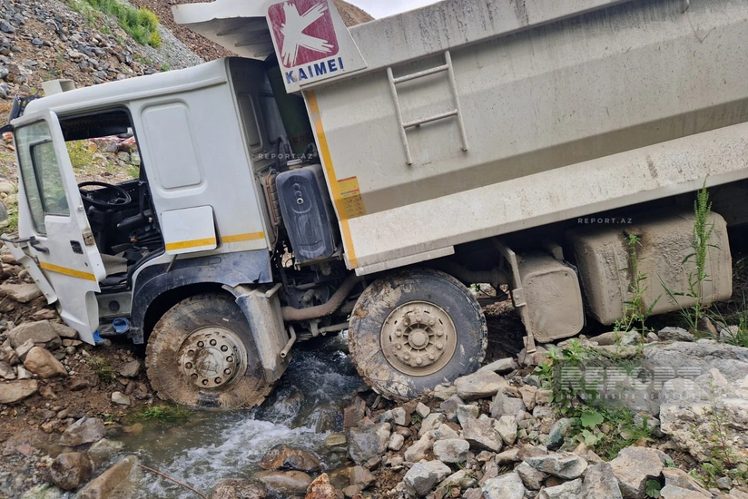 Kəlbəcərdə yük avtomobili aşıb, ölən var