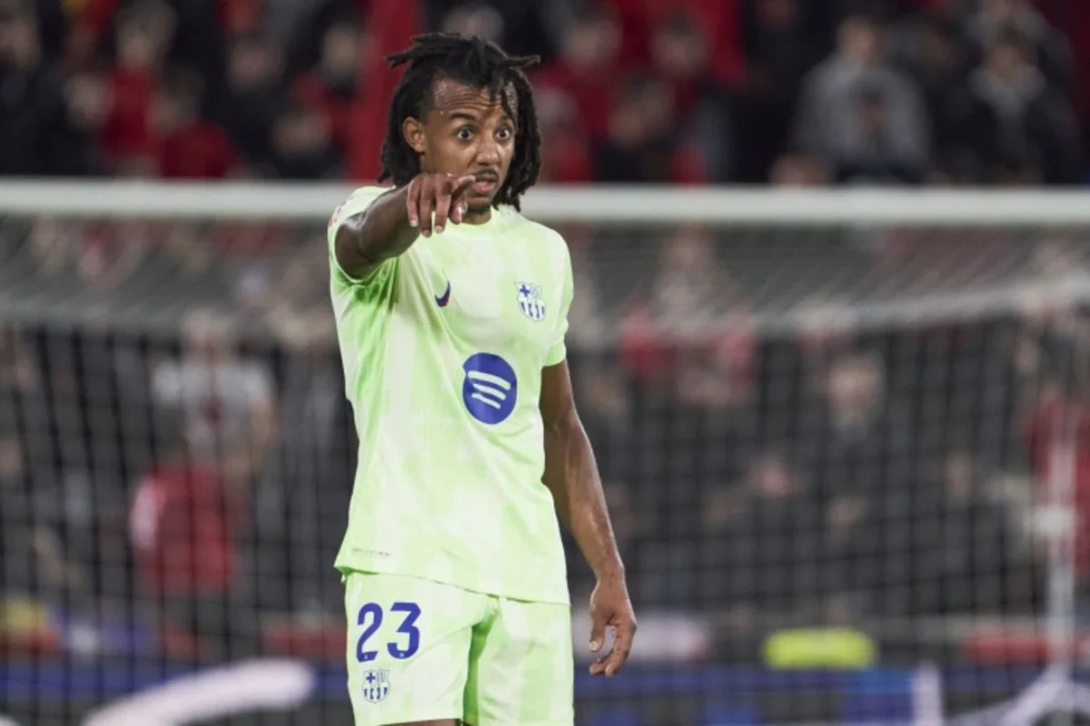 Çelsi' Barselonanın müdafiəçisi ilə maraqlanır