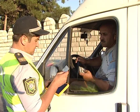 Piralahıda qaydaları pozan sürücülərin avtomobilləri cərimə meydançasına yerləşdirilib