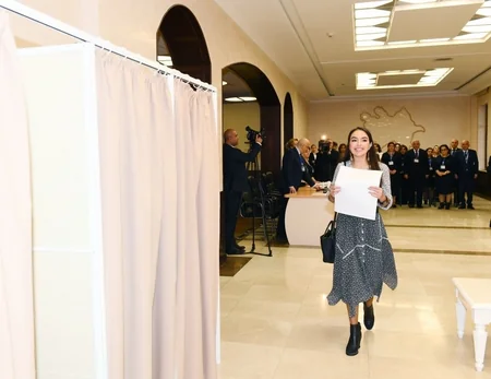 Prezident İlham Əliyev ailə üzvləri ilə birlikdə səs verib - YENİLƏNİB